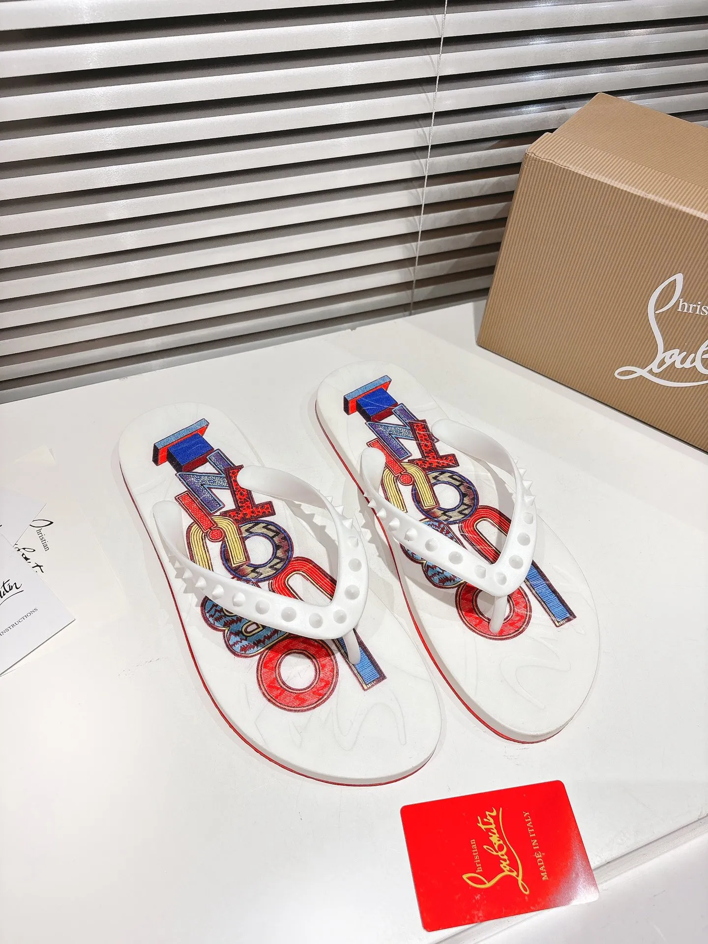 👟👟Ex-factory price 300👟👟 ╔Flip-flops black print╗ (yellow box packaging) ·Top version customization·2025𝐬𝐬 𝑪𝒉𝒓𝒊𝒔𝒕𝒊𝒂𝒏 𝑳𝒐𝒖𝒃𝒐𝒖𝒕𝒊𝒏 ▪️No matter the last shape, fabric, diamonds, nails, lining, outsole, they are as close as possible to ZP... ▪️The original sole is specially provided by the original factory ▪️The lining is imported water-dyed cowhide ▪️Private customization time is about 3-7 days —————— Size: Men's 37M-46M